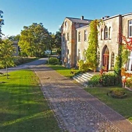Апартаменты Gutshaus Schwarzenhof Dargun Экстерьер фото