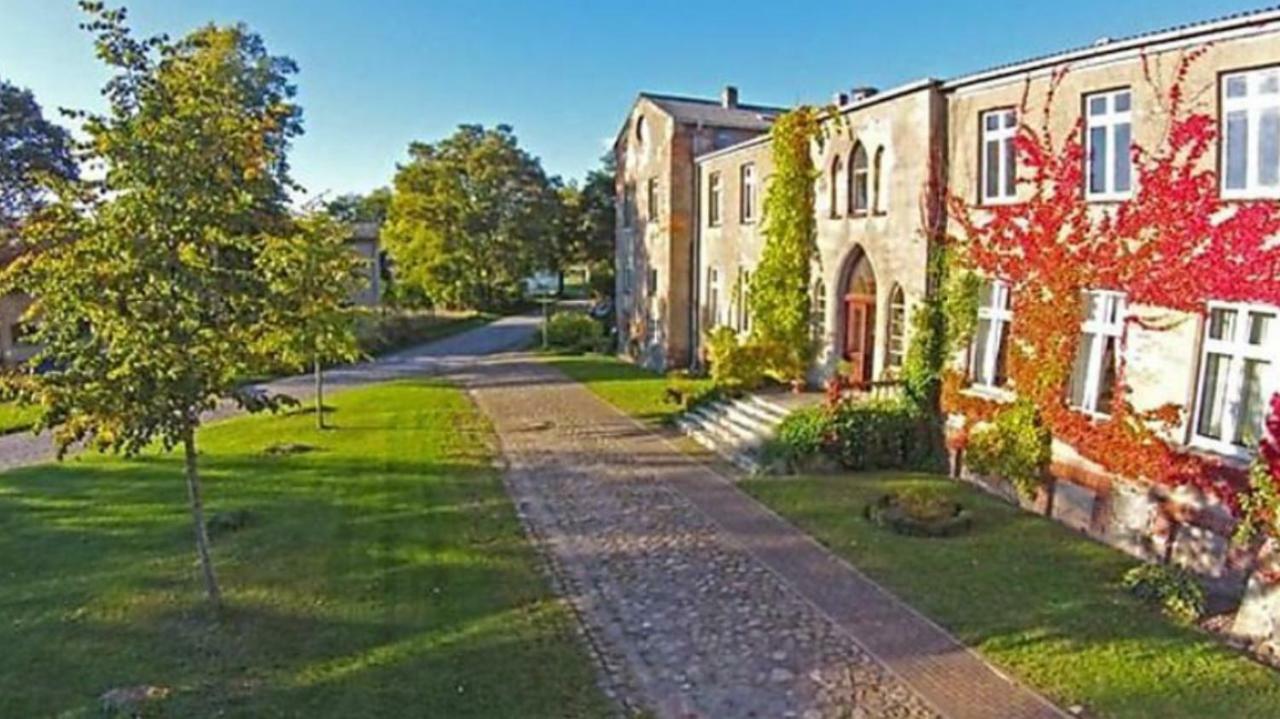 Апартаменты Gutshaus Schwarzenhof Dargun Экстерьер фото